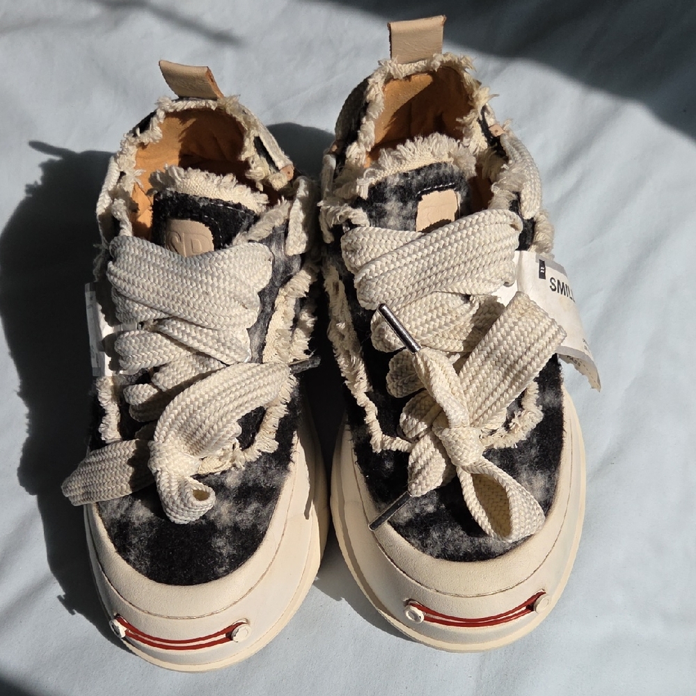 SmileRepublic Cream & Black Frayed Lace-Up Sneakers